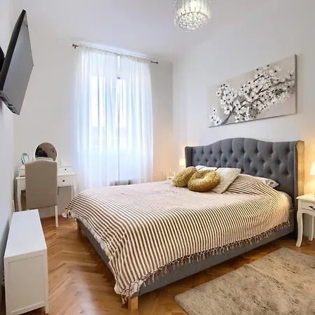 Augustus Apartment *